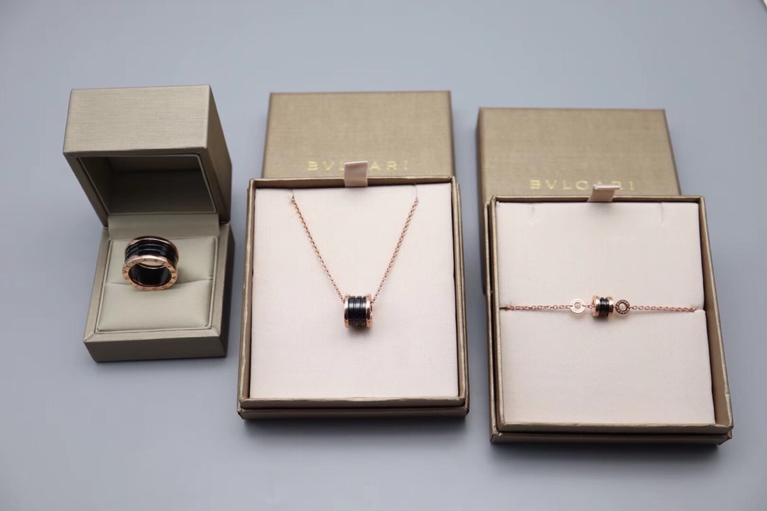 Bvlgari 宝格丽玫瑰金黑陶瓷项链、手链、戒指