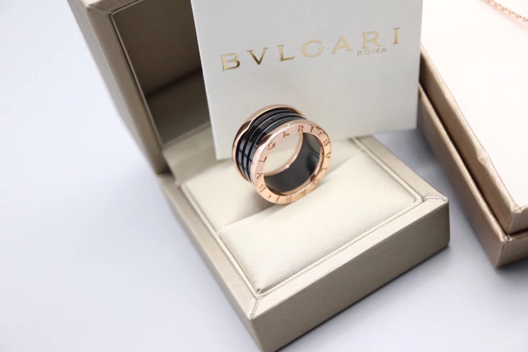 Bvlgari 宝格丽玫瑰金黑陶瓷项链、手链、戒指