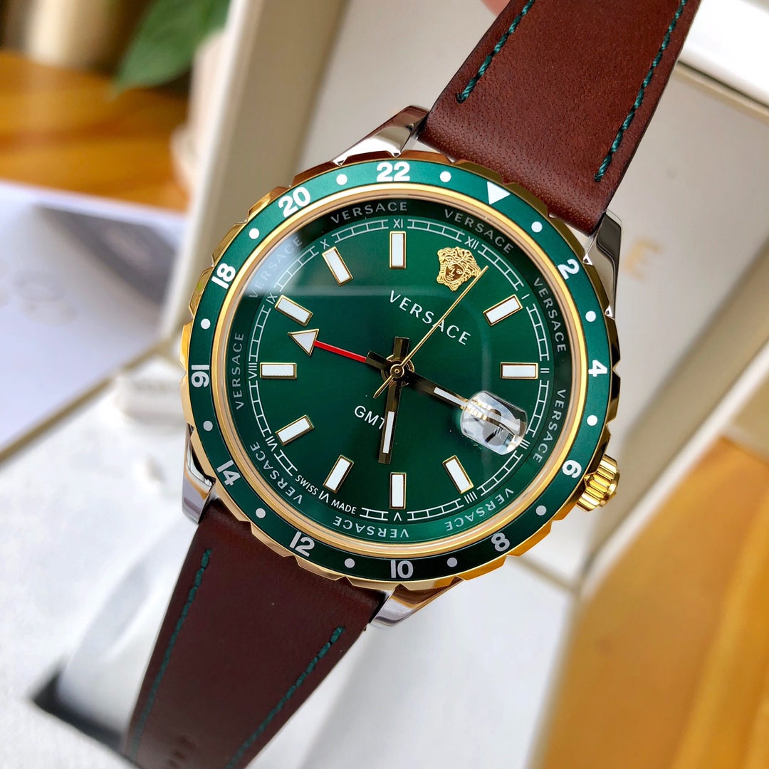 NO:157983,Batch: Original box: 50 Versace counter latest V11 quartz men's watch, fashionable local rich gold men ~ 42mm watch diameter, men's clothing with GMT two-place function, sapphire glass, date frame with magnifying glass, design with explorer style elements, excellent waterproof. Packaging, versace19860909批: 原盒:50 范思哲专柜最新款V11石英男表,时尚土豪金男～42mm表径,男装带GMT两地时功能,蓝宝石玻璃,日期框带放大镜,设计有探险家的风格元素,防水极好.包装,,versace,Watch