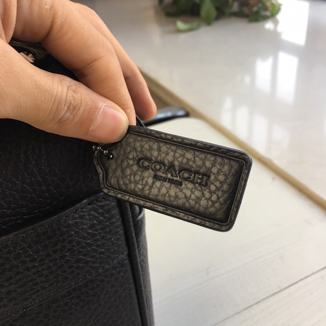 Coach F24876黑色。全皮男士邮差包。单肩斜挎手提包 休闲。尺寸横长28*竖高24*侧宽5cm。黑色