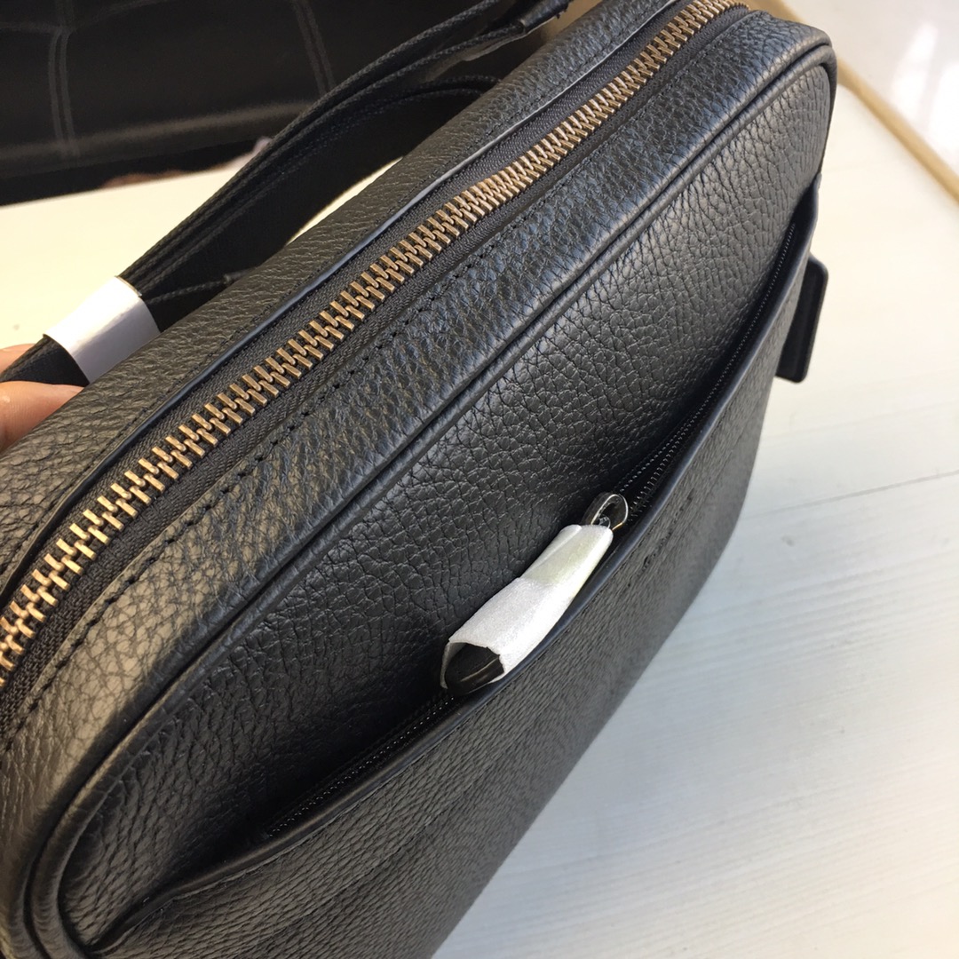 Coach F24876黑色。全皮男士邮差包。单肩斜挎手提包 休闲。尺寸横长28*竖高24*侧宽5cm。黑色