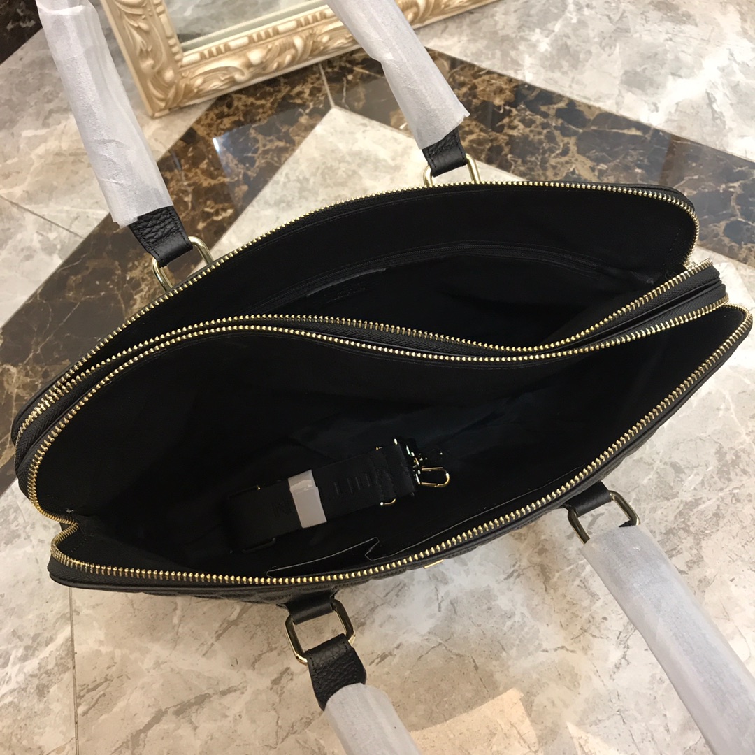 ️新品Lv 👏爆款男士公文包 🌲意大利进口牛皮🌲顶级货，🙀精钢五金均有品牌LOGO,看皮的光泽度，看油边