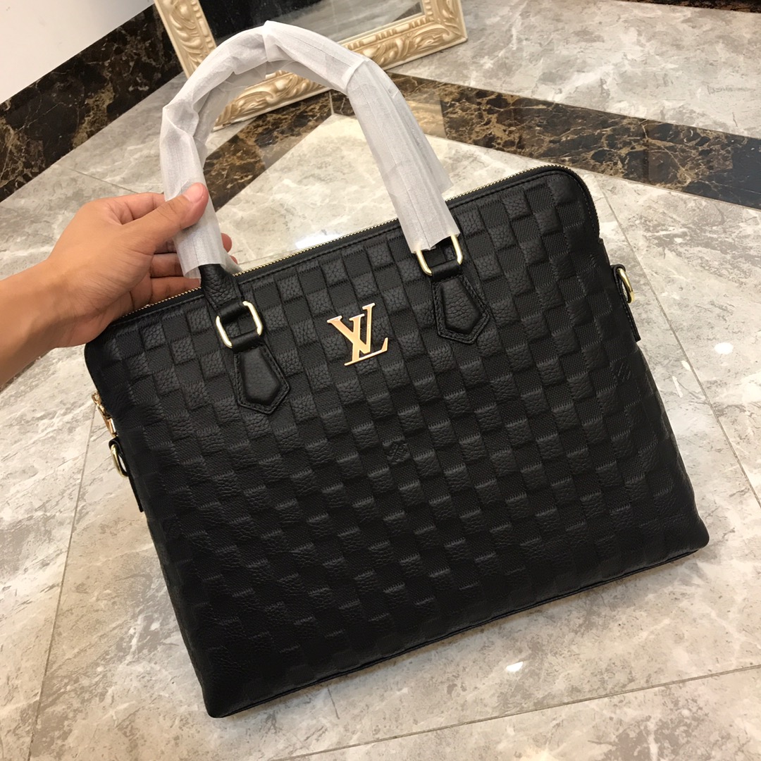 ️新品Lv 👏爆款男士公文包 🌲意大利进口牛皮🌲顶级货，🙀精钢五金均有品牌LOGO,看皮的光泽度，看油边
