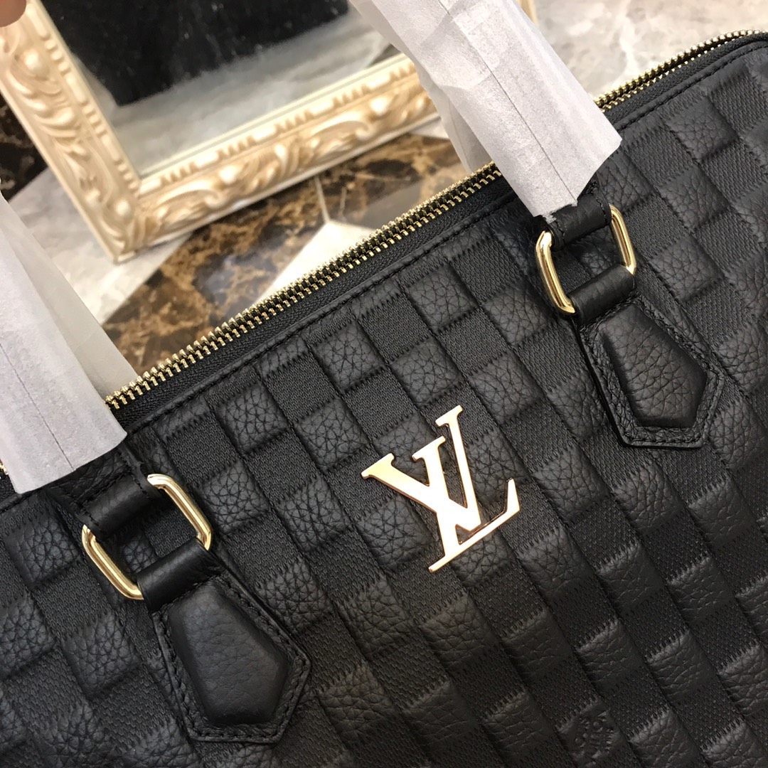 ️新品Lv 👏爆款男士公文包 🌲意大利进口牛皮🌲顶级货，🙀精钢五金均有品牌LOGO,看皮的光泽度，看油边