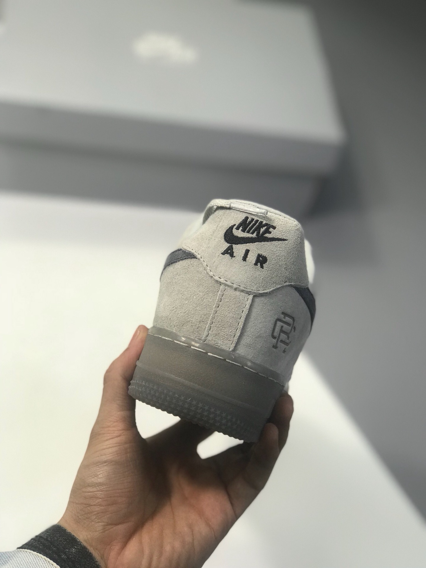 120  顶级头层猪八  天猫指定版本 充正无压力  NikeAir Force 1 LV8 LTR 空军一号 AF1灰色低帮<br />尺码：36 36.5 37 38 38.5 39 40 40.5 41 42 42.5 43 44 44.5 45