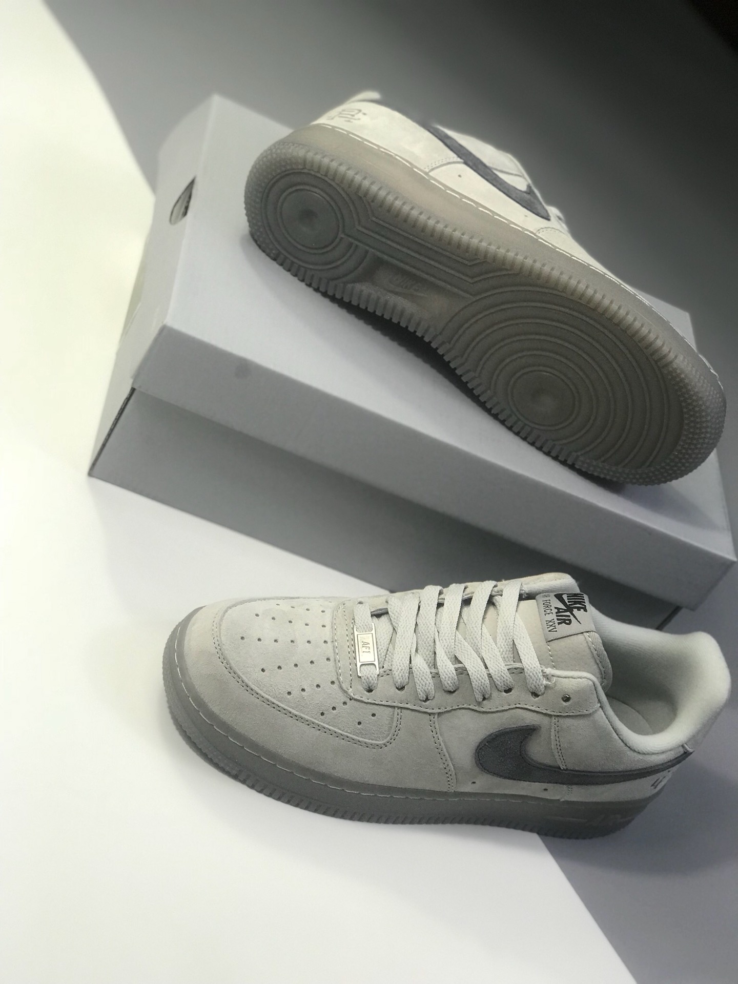 120  顶级头层猪八  天猫指定版本 充正无压力  NikeAir Force 1 LV8 LTR 空军一号 AF1灰色低帮<br />尺码：36 36.5 37 38 38.5 39 40 40.5 41 42 42.5 43 44 44.5 45