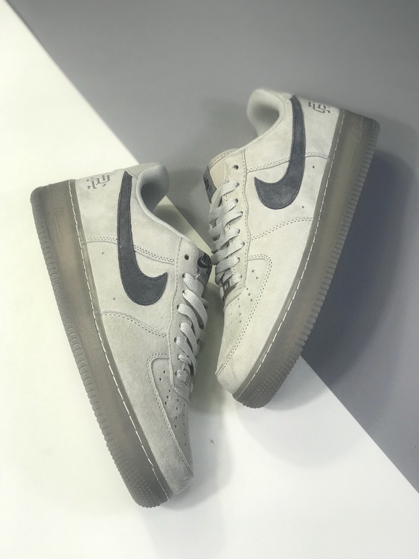 120  顶级头层猪八  天猫指定版本 充正无压力  NikeAir Force 1 LV8 LTR 空军一号 AF1灰色低帮<br />尺码：36 36.5 37 38 38.5 39 40 40.5 41 42 42.5 43 44 44.5 45