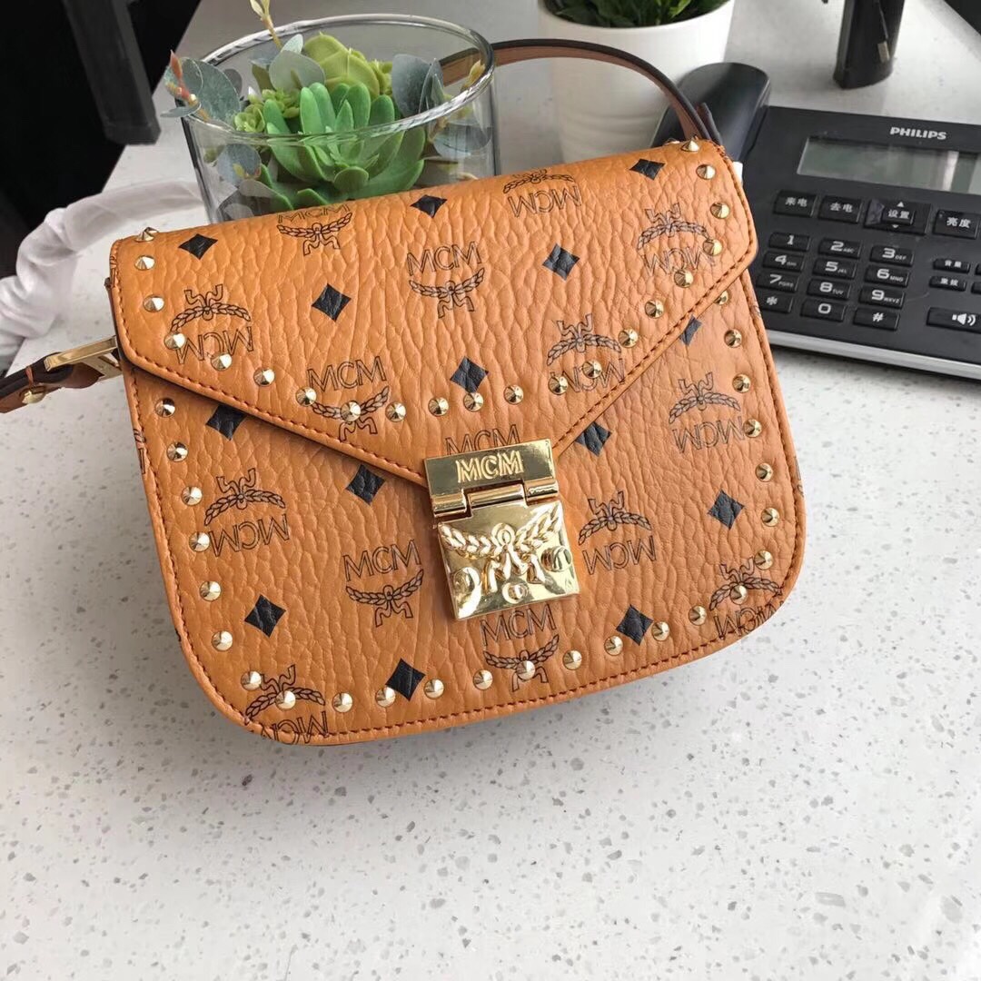Top quality item 💐【Top version MCM】Patricia| The unique appearance of the crossbody bag combines classic design with modern handcrafted details. This classic style is reinterpreted using Spanish cowhide leather, valued for its texture and soft touch. The rivet details are finely crafted, with hand-painted edges outlining the contours, and it comes with a laurel leaf lock. Size: 19*21*8.5cm. Top quality item, priced at 420. image 1