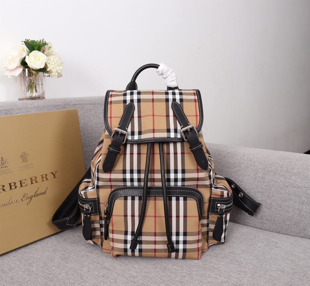 Burberry 巴宝莉苏格兰格纹花双肩书包，Vintage 格纹棉，上身 ‼ 尺寸：22-14-33CM