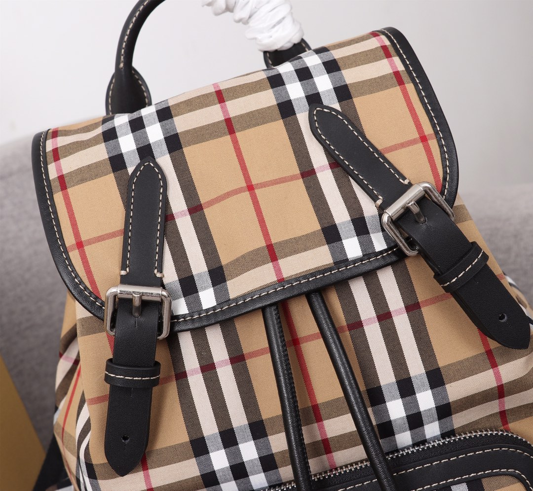 Burberry 巴宝莉苏格兰格纹花双肩书包，Vintage 格纹棉，上身 ‼ 尺寸：22-14-33CM