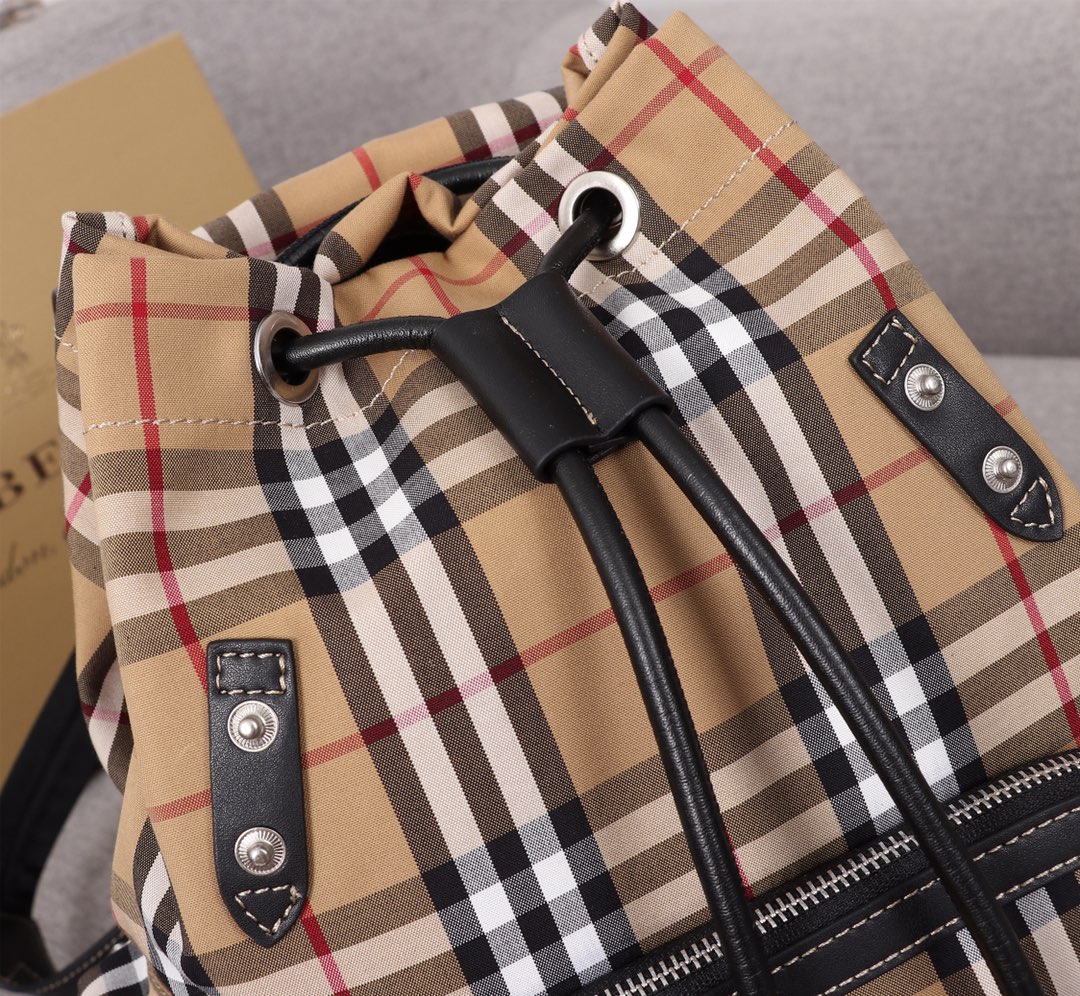 Burberry 巴宝莉苏格兰格纹花双肩书包，Vintage 格纹棉，上身 ‼ 尺寸：22-14-33CM