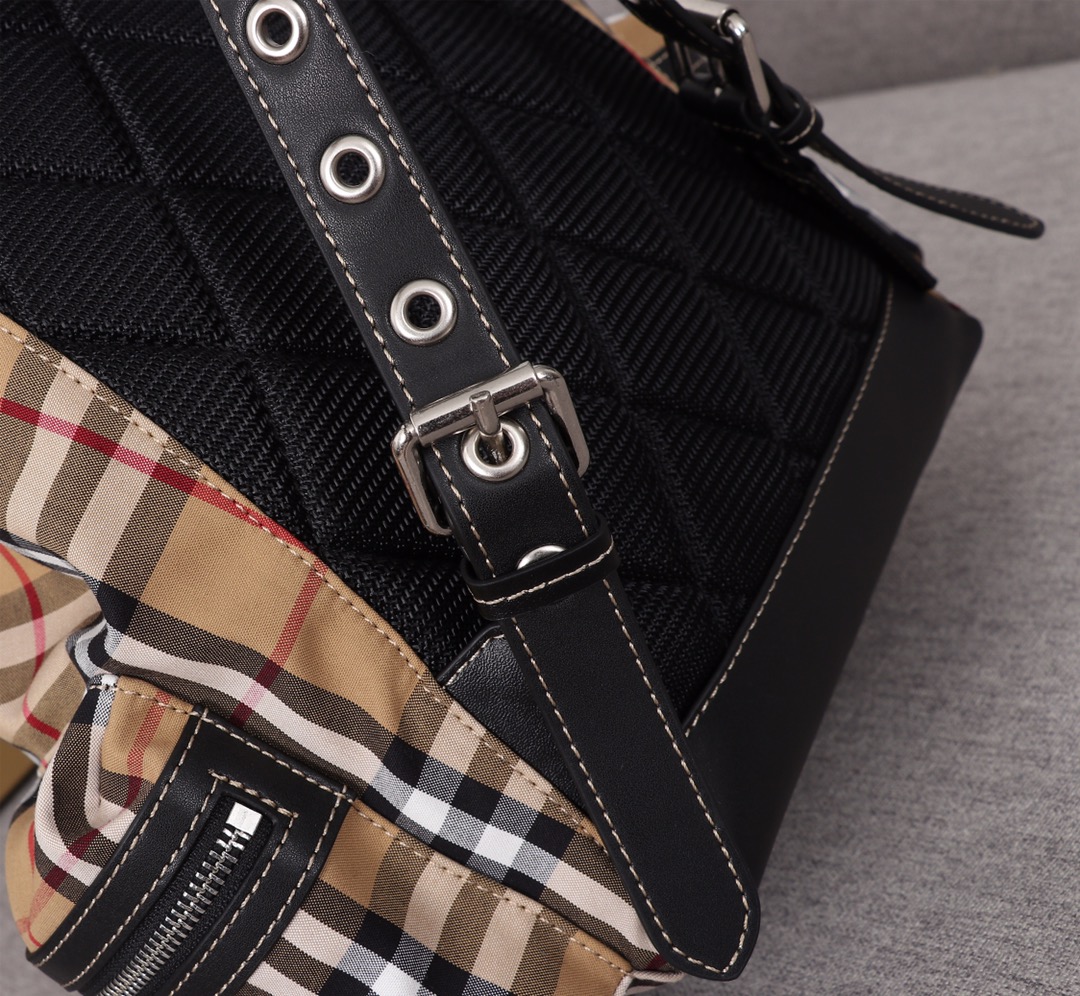 Burberry 巴宝莉苏格兰格纹花双肩书包，Vintage 格纹棉，上身 ‼ 尺寸：22-14-33CM