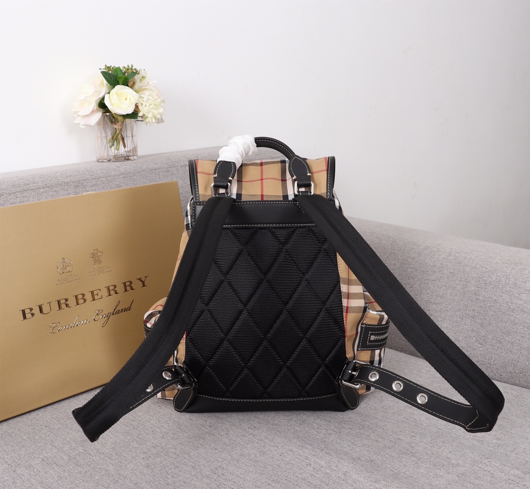 Burberry 巴宝莉苏格兰格纹花双肩书包，Vintage 格纹棉，上身 ‼ 尺寸：22-14-33CM