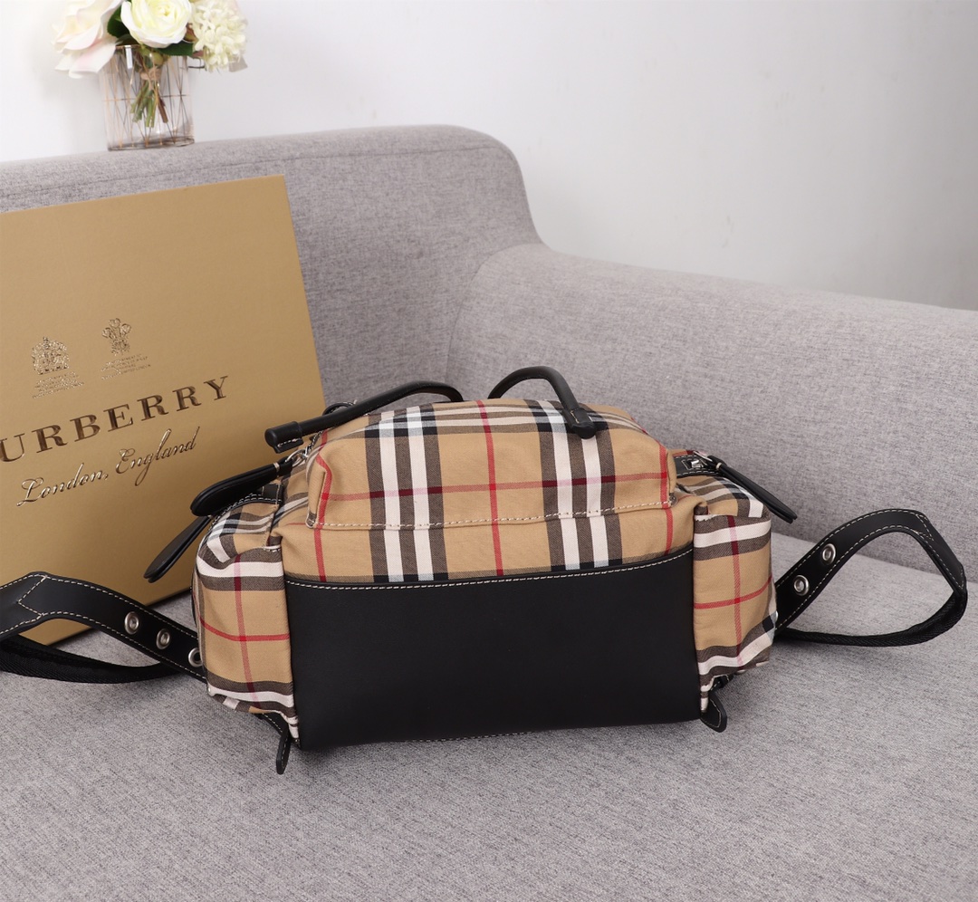 Burberry 巴宝莉苏格兰格纹花双肩书包，Vintage 格纹棉，上身 ‼ 尺寸：22-14-33CM