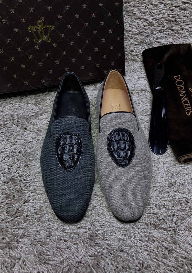 NO:897902,Batch New Elements [Crocodile Skull with Linen] French fashion design masters from Paris, France, a big fashion brand, combine the latest elements of 2018, using imported linen, breathable and luxurious, luxurious Siamese crocodile skulls for the uppers, using original floor-absorbing outsole, the heel can be stepped on as a slipper; casual matching fully reflects the brand's charming style 38/44;,,slippers19860909批 新元素【麻布拼鳄鱼头骨】法国巴黎时尚大牌法国时尚设计大师结合2018最新元素 釆用进口麻布透气奢华 鞋面奢用暹罗鳄鱼头骨 釆用吸地原版大底 后跟可踩脚当拖鞋；休闲搭配充分体现品牌魅力风格 38/44；,,slippers,Men's shoes