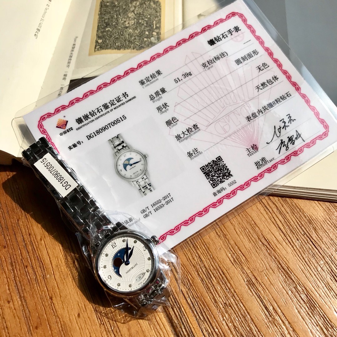 批💰1100一块腕表有了月相功能，总会觉得灵动不少，不论阴晴圆缺，每天有月亮🌛温柔相伴，总能带来美好心情！万宝龙宝曦系列腕表，较为传统的外观设计和颜色搭配能适用于任何场合，27mm的表径，瑞士石英机芯，配备考究而又实用的月相功能，通过一个大型的新月型镂空视窗显示，优雅易读，将女性的风姿绰约更好的体现出来。表盘上饰有精致的花纹，搭配黑色花体阿拉伯数字和8颗vs0.9天然真钻，配国标GTC认证证书，展现出高级制表风格的精湛工艺！316L精钢表带，超靓打磨！新款首发！保真配原盒出货！送礼体面！