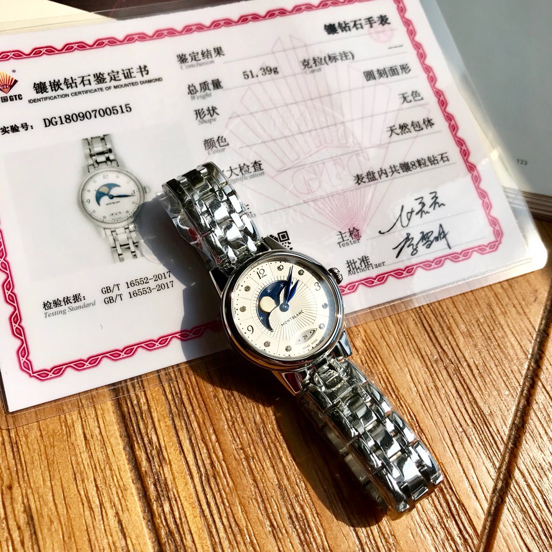 批💰1100一块腕表有了月相功能，总会觉得灵动不少，不论阴晴圆缺，每天有月亮🌛温柔相伴，总能带来美好心情！万宝龙宝曦系列腕表，较为传统的外观设计和颜色搭配能适用于任何场合，27mm的表径，瑞士石英机芯，配备考究而又实用的月相功能，通过一个大型的新月型镂空视窗显示，优雅易读，将女性的风姿绰约更好的体现出来。表盘上饰有精致的花纹，搭配黑色花体阿拉伯数字和8颗vs0.9天然真钻，配国标GTC认证证书，展现出高级制表风格的精湛工艺！316L精钢表带，超靓打磨！新款首发！保真配原盒出货！送礼体面！