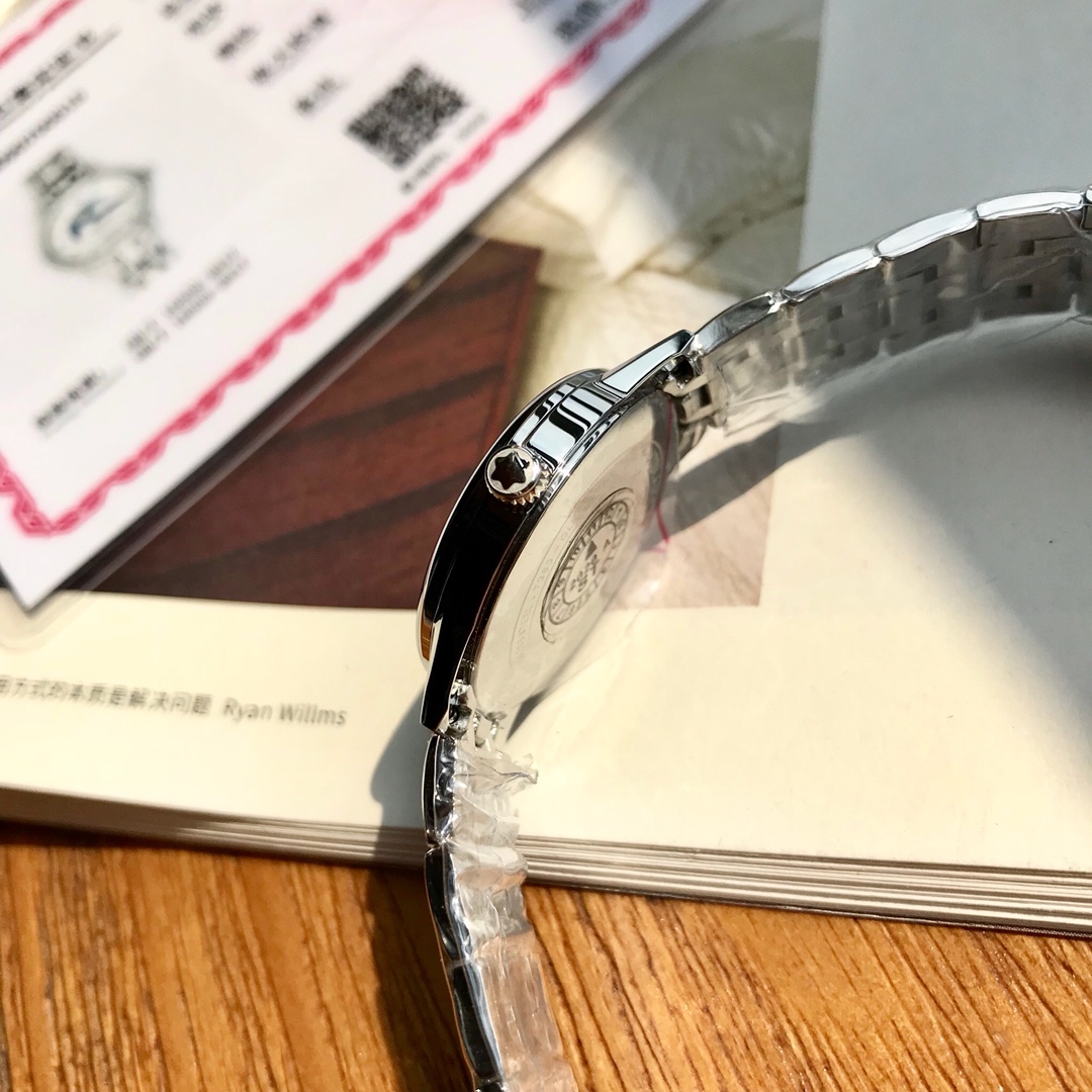 批💰1100一块腕表有了月相功能，总会觉得灵动不少，不论阴晴圆缺，每天有月亮🌛温柔相伴，总能带来美好心情！万宝龙宝曦系列腕表，较为传统的外观设计和颜色搭配能适用于任何场合，27mm的表径，瑞士石英机芯，配备考究而又实用的月相功能，通过一个大型的新月型镂空视窗显示，优雅易读，将女性的风姿绰约更好的体现出来。表盘上饰有精致的花纹，搭配黑色花体阿拉伯数字和8颗vs0.9天然真钻，配国标GTC认证证书，展现出高级制表风格的精湛工艺！316L精钢表带，超靓打磨！新款首发！保真配原盒出货！送礼体面！