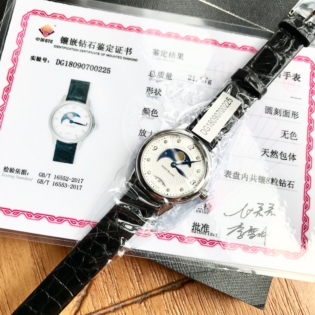 批:1000 一块腕表有了月相功能，总会觉得灵动不少，不论阴晴圆缺，每天有月亮🌛温柔相伴，总能带来美好心情！万宝龙宝曦系列腕表，较为传统的外观设计和颜色搭配能适用于任何场合，27mm的表径，瑞士石英机芯，配备考究而又实用的月相功能，通过一个大型的新月型镂空视窗显示，优雅易读，将女性的风姿绰约更好的体现出来。表盘上饰有精致的花纹，搭配黑色花体阿拉伯数字和8颗vs0.9天然真钻，配国标GTC认证证书，展现出高级制表风格的精湛工艺！3美洲鳄鱼皮表带造价不菲！新款首发！配原盒出货！送礼体面！