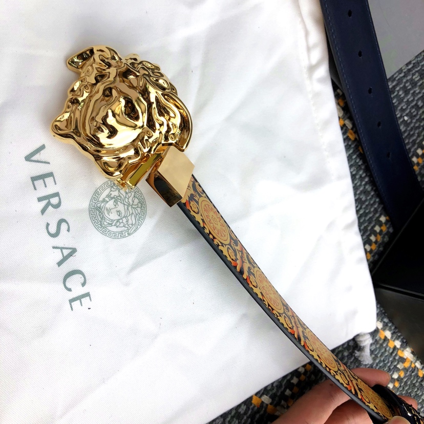   原单，范思哲，宽度3.8cm， 双面用，重磅推原单范思哲 ，采用原厂牛皮定制，美杜莎头纹标志巴罗克太
