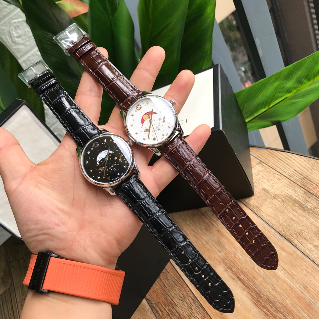 NO:388437,Batch: Original box: 30 In stock!  Promising!  Exclusive first-hand channel goods!  Gucci Gucci counter latest moon phase quartz men's watch, size 40mm polished stainless steel thin case, paired with interlocking G crown, black painted dial, matched with stars and planet patterns, Gucci scale interlocking G, bees, stars, rivets and gold heart shape, as well as white, red and green moon phase disc, paired with golden comet pattern, snap buckle bottom cover, matched with bee carving, cowhide strap with stainless steel needle buckle, original Swiss quartz moon camera movement, equipped with anti-reflective coating, waterproof level up to 5 ATM (160 feet/50 meters) 2-year warranty, original box plus 30, this product is great, it needs to be fast, gucci, gucci, cowhide19860909批: 原盒:30 现货有量！可力推！独家一手渠道货！古驰Gucci专柜最新月相石英男表,尺寸40毫米抛光不锈钢薄表壳,搭配interlocking G表冠,黑色涂漆效果的表盘,配以星星和星球图案,Gucci刻度interlocking G、蜜蜂、星星、铆钉和金色心形,以及白色、红色、绿色月相盘,搭配金黄色彗星图案,按扣底盖,配以蜜蜂雕花,牛皮表带配以不锈钢针式带扣,原装瑞士石英月相机芯,配以防反光涂层,防水级别达到5 ATM（160英尺/50米）2年质保,原盒加30,厉害了这个货,要的快,,gucci,gucci,cowhide,Watch