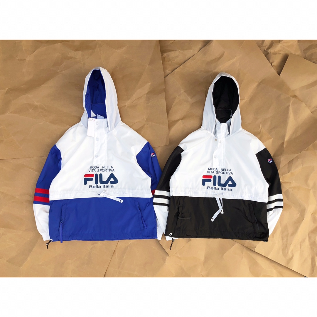 150  主推款！超高品质超强复刻，绝无仅有，切买且珍惜。Fila vintage连帽半开襟袖口多处调节机能冲锋衣 近年来大火的斐乐，凭借其醒目的撞色和简约的fila标志，新款的一波波冲击，刷新了大家对其的认知。此款夹克就是斐乐复古的代表之作，集齐了复古款的所有特点。版型宽松，全身多处可调节设计。腰间订制fila可调节织带，下摆处猪鼻口设计。地窨子处纯棉人自带撞色设计，领口处订制外贸品质猪鼻扣。防风防水面料，内搭卫衣，或者秋冬穿在很厚的衣服上出行都是不错的选择。尺码：M-XL。模特160内搭卫衣穿m效果图如果，XL可以穿到200斤。