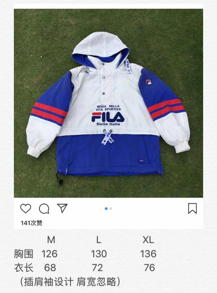 150  主推款！超高品质超强复刻，绝无仅有，切买且珍惜。Fila vintage连帽半开襟袖口多处调节机能冲锋衣 近年来大火的斐乐，凭借其醒目的撞色和简约的fila标志，新款的一波波冲击，刷新了大家对其的认知。此款夹克就是斐乐复古的代表之作，集齐了复古款的所有特点。版型宽松，全身多处可调节设计。腰间订制fila可调节织带，下摆处猪鼻口设计。地窨子处纯棉人自带撞色设计，领口处订制外贸品质猪鼻扣。防风防水面料，内搭卫衣，或者秋冬穿在很厚的衣服上出行都是不错的选择。尺码：M-XL。模特160内搭卫衣穿m效果图如果，XL可以穿到200斤。