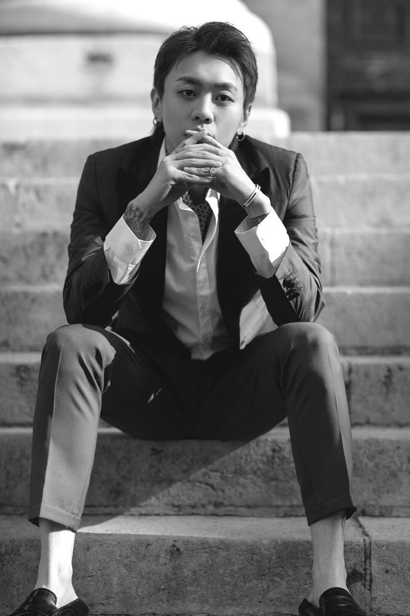 • Bookshop charts • Daniel Wellington’s china-white bracelet