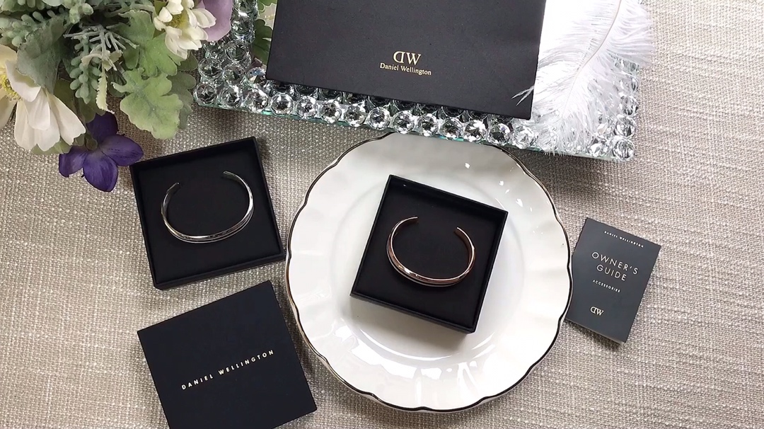 • Small video • Daniel Wellington’s china-white bracelet