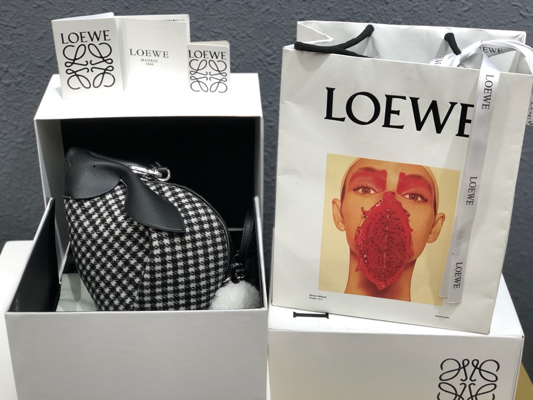 NO:341186,Special model 1002 Luo Jia (l.oewe) Houndstrap rabbit table. Breaking the traditional exquisite hand-stitching imported cashmere plaid. Arrived. Don’t look too good when paired with a coat in winter. Top quality. Size 16-12. Special quality. Loewe, loewe, loewe19860909特级 型号1002 罗家（l.oewe）千鸟格小兔几 打破传统精致的手工拼接进口羊绒花格昵子,到货啦 冬天配上大衣不要太好看啦 顶级品质 尺寸16-12,特级罗意威,loewe,loewe,Bag