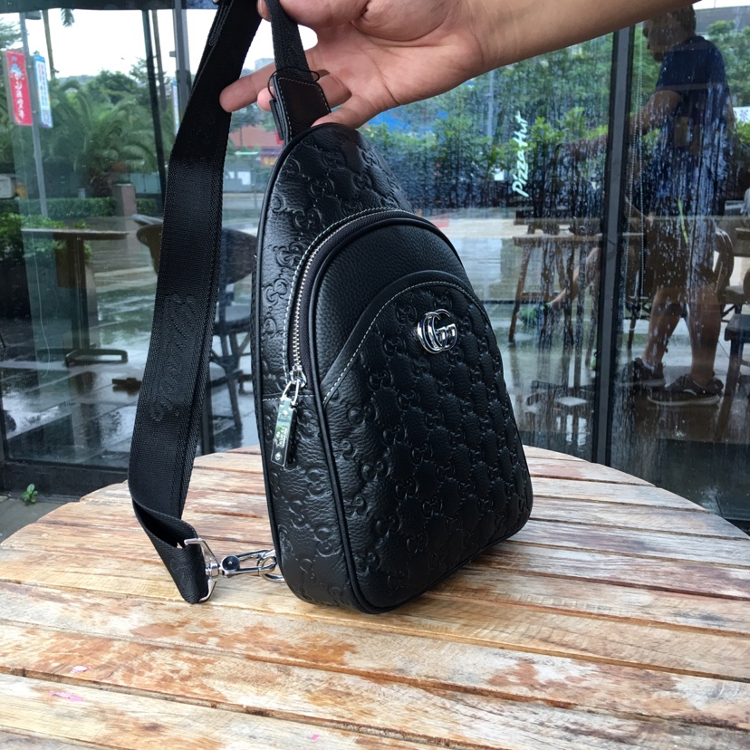 GUCCI古奇 独家新款，【型号】52565[强]休闲胸包【尺寸】19-30-6cm【颜色】黑色 高端品