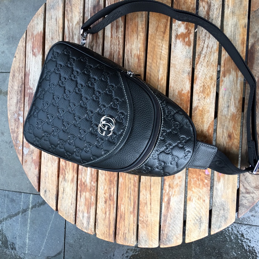 GUCCI古奇 独家新款，【型号】52565[强]休闲胸包【尺寸】19-30-6cm【颜色】黑色 高端品