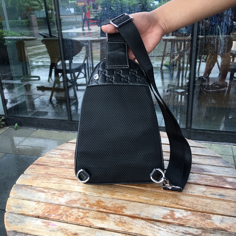 GUCCI古奇 独家新款，【型号】52565[强]休闲胸包【尺寸】19-30-6cm【颜色】黑色 高端品
