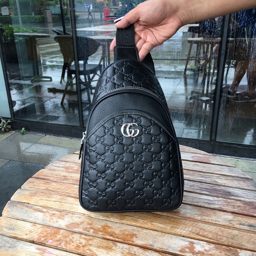 GUCCI古奇 独家新款，【型号】52565[强]休闲胸包【尺寸】19-30-6cm【颜色】黑色 高端品