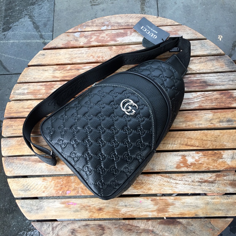 GUCCI古奇 独家新款，【型号】52565[强]休闲胸包【尺寸】19-30-6cm【颜色】黑色 高端品