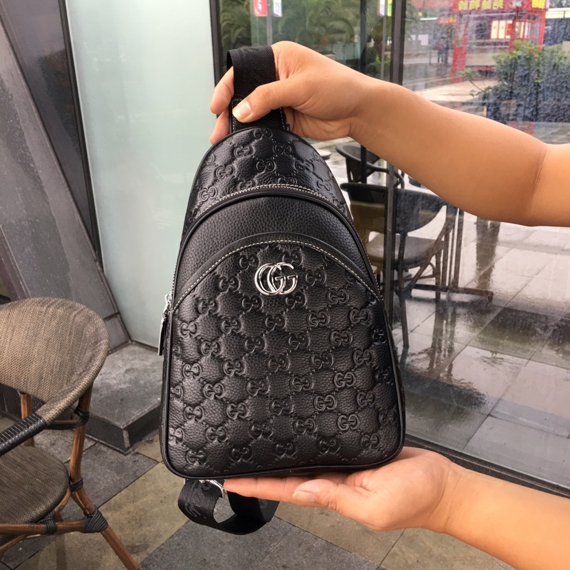 GUCCI古奇 独家新款，【型号】52565[强]休闲胸包【尺寸】19-30-6cm【颜色】黑色 高端品