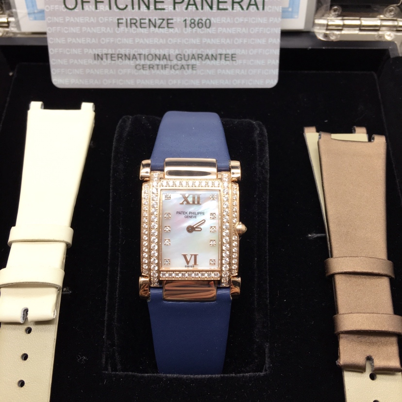 NO:147066,The appearance of the high-end Patek Philippe Twenty ~ 4 series of AW factory evolved from the Gondolo series. The rectangular case is very compatible with the slender wrist ladies. The case and mirror are specially designed with curved surfaces to make the watch more fit with the wrist. In addition, the watch chain combination is like a beautiful bracelet that overturns the women's inherent impression of the watch. The case size is 25×30 mm and is also equipped with a Caliber quartz movement. In order to provide more choices, the dial has a very rich color, such as mother-of-pearl face, [rose], patek philippe, bracelet19860909AW厂高端品质百达翡丽Twenty~4系列、的外观从Gondolo系列演化而来,长方形的表壳与手腕纤细的女士非常相称,表壳、表镜特别以弧面设计,让腕表更加贴合手腕,加之腕表的表链组合犹如一条精美的手镯般推翻了女士对腕表固有的印象.表壳尺寸为25×30毫米,同样搭载了Caliber 石英机芯,为提供更多的选择,表盘的颜色也非常丰富,如珍珠贝母面、[玫瑰],,patek philippe,bracelet,Watch