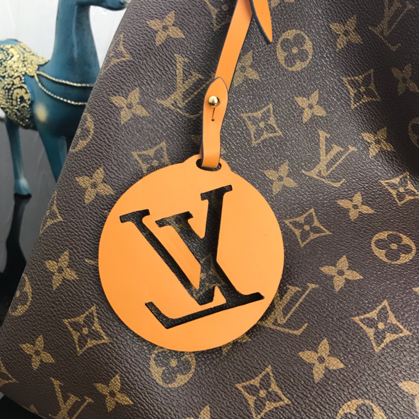Louis Vuitton Artsy Monogram 46 0 x 32 0 x 22 0 cm shoulder