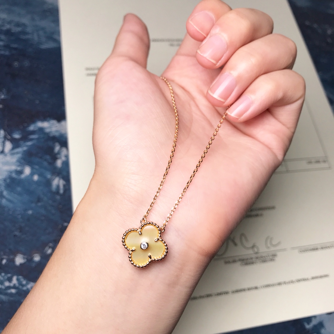 Van Cleef & Arpels VCA最新色金贝四叶草项链 纯银精工版本 可定制真金真钻 价格咨询客服 ZP带钻的四叶草厚度是比常规号不带钻的要厚一点的