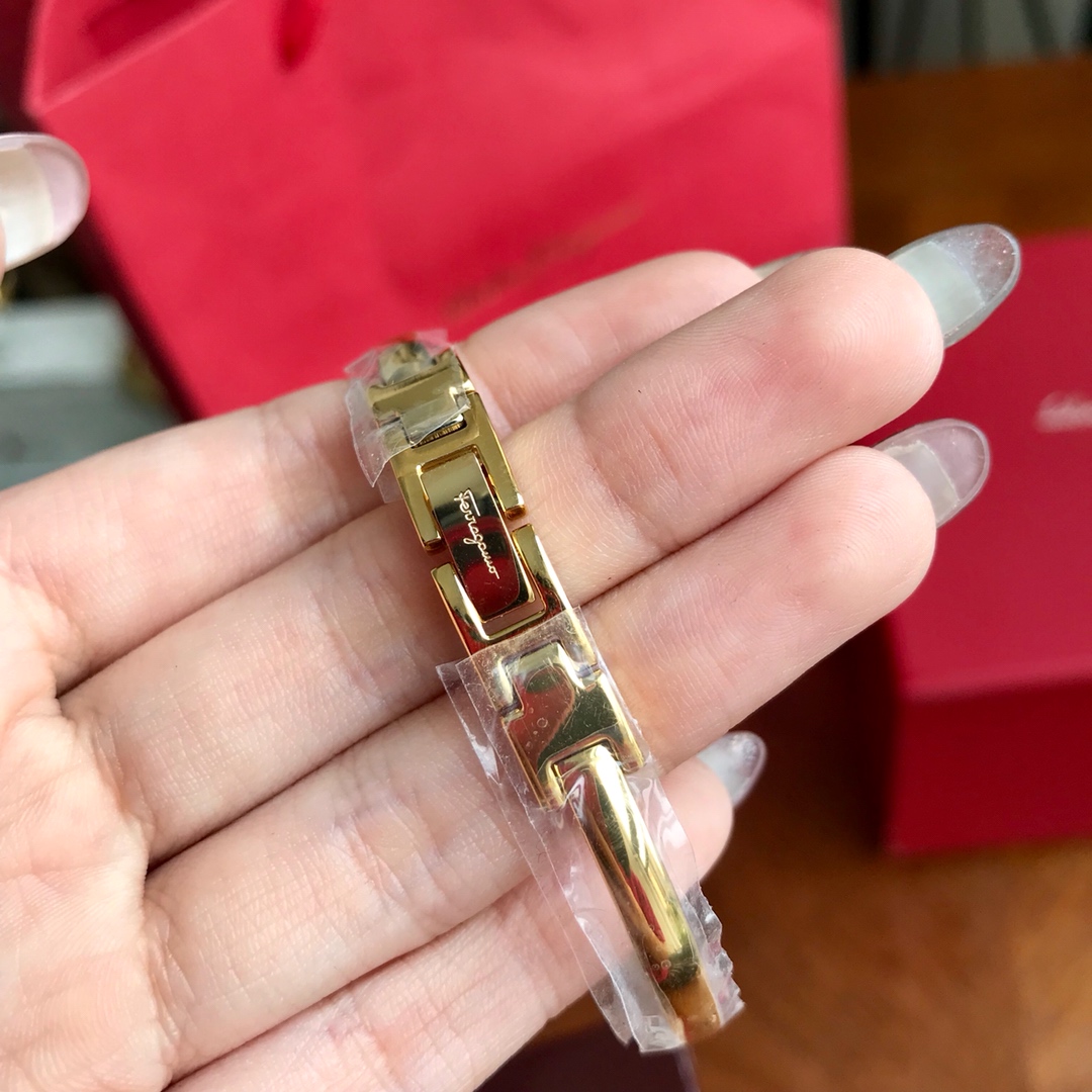 “Sophisticated Salvatore Ferragamo Watch: Swiss Movement, Sapphire Glass, Unique Design” - 图片 9