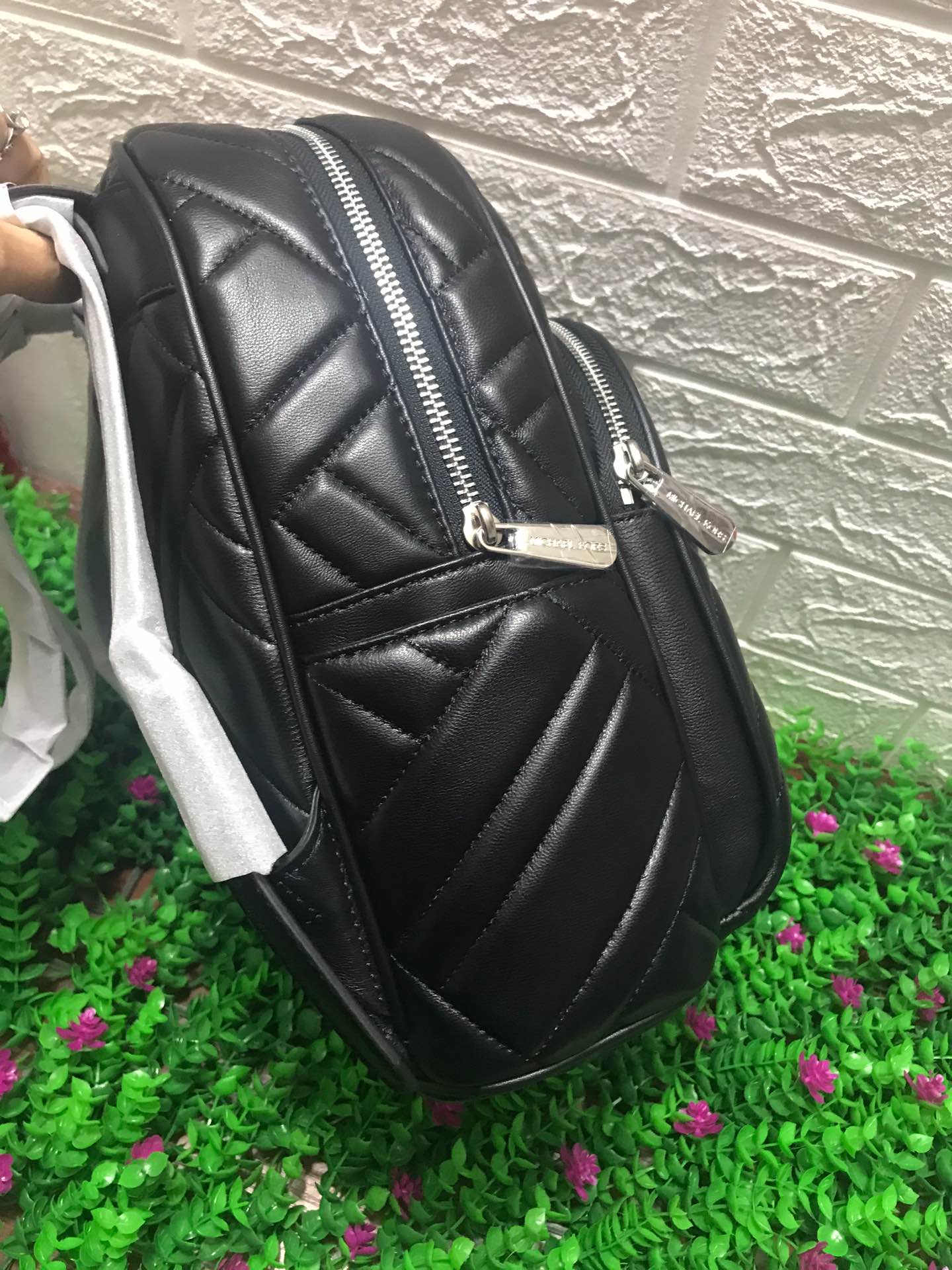 Michael Kors MK羊皮系列双肩背包，羊皮长方条格大小不同拼，背面和两侧都有插袋，实用又 。上身效果非常棒 配防尘袋，支持 对比