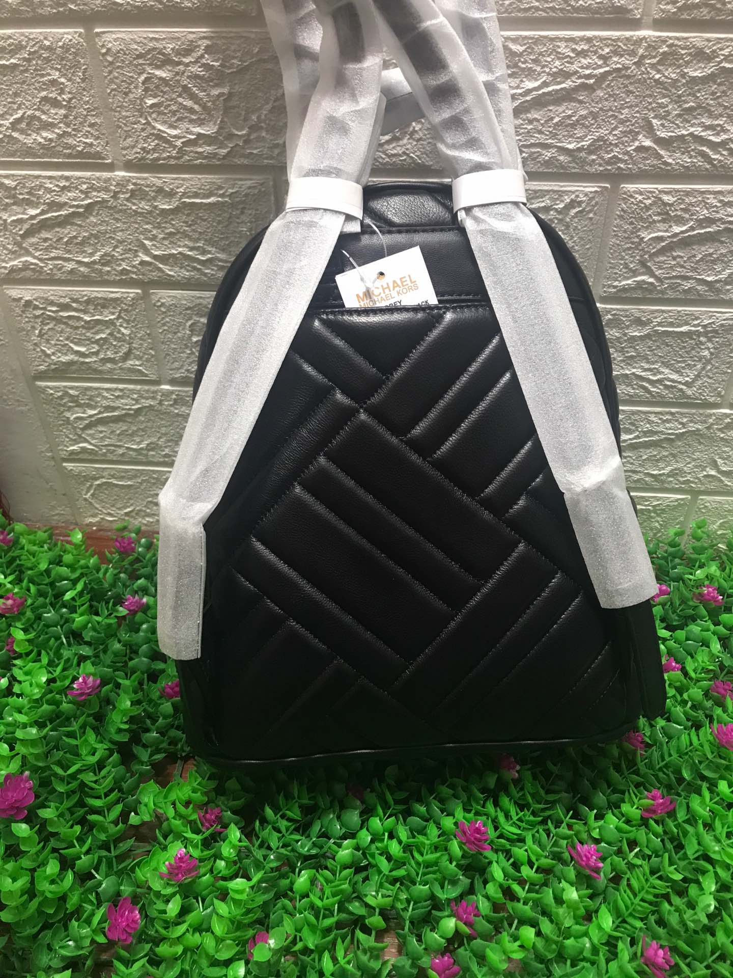 Michael Kors MK羊皮系列双肩背包，羊皮长方条格大小不同拼，背面和两侧都有插袋，实用又 。上身效果非常棒 配防尘袋，支持 对比