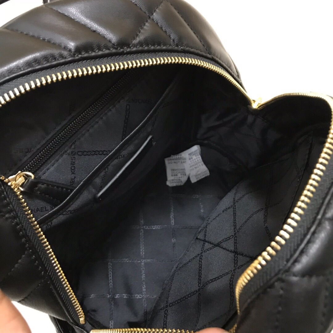 Michael Kors MK羊皮系列双肩背包，羊皮长方条格大小不同拼，背面和两侧都有插袋，实用又 。上身效果非常棒 配防尘袋，支持 对比