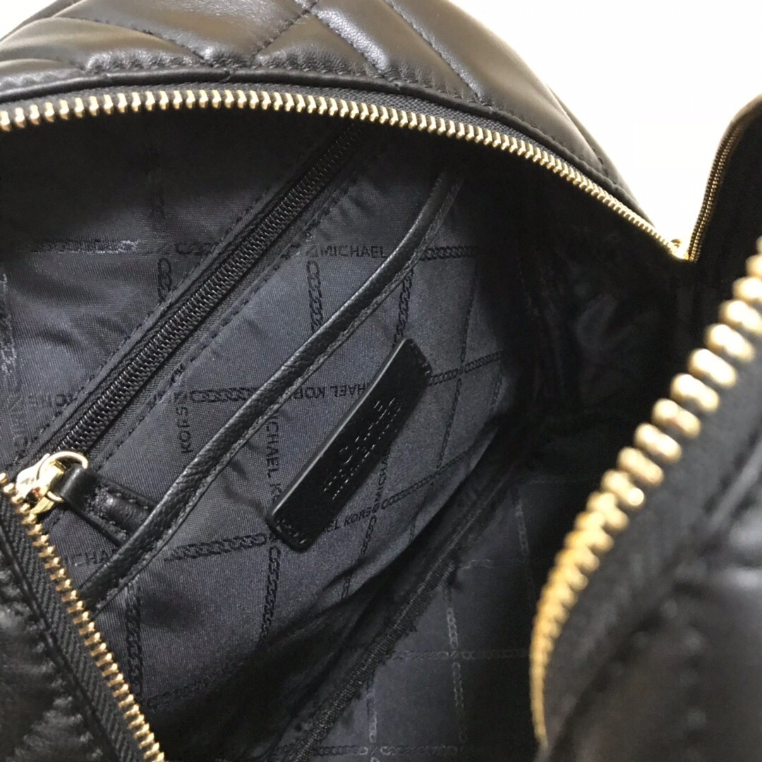 Michael Kors MK羊皮系列双肩背包，羊皮长方条格大小不同拼，背面和两侧都有插袋，实用又 。上身效果非常棒 配防尘袋，支持 对比