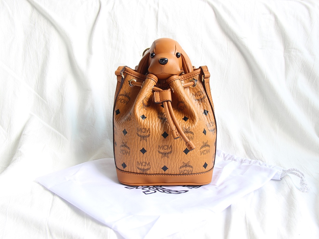 Top quality item 💐 MCM puppy Visetos drawstring bag, this Visetos printed drawstring bag injects a touch of uniqueness into the classic style. The puppy ornament can be removed and placed in the inner pocket, or attached to the crossbody strap with a spring clasp. Adjustable crossbody strap, drawstring closure at the top edge. Size: 17*31*11cm. image 1