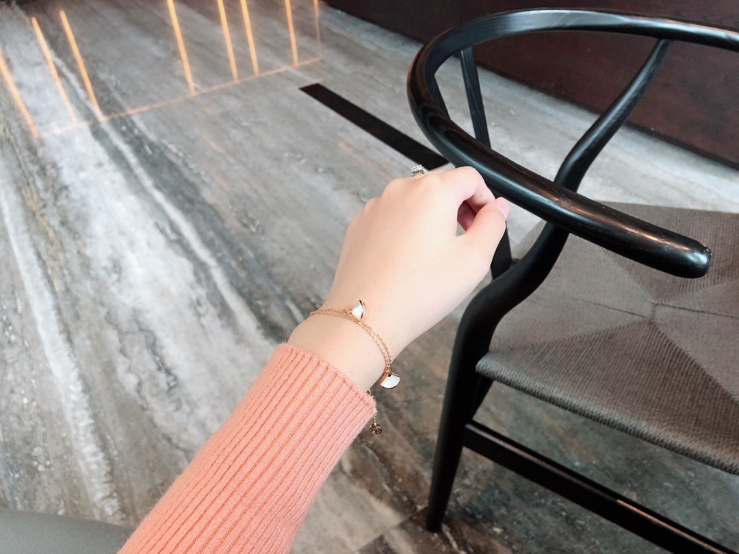 Bottega Veneta BV宝格丽白贝小裙子四花手链 925纯银材质 咪金电镀 18K金工艺 高端版本 与18K色泽一致 只出玫瑰金色心
