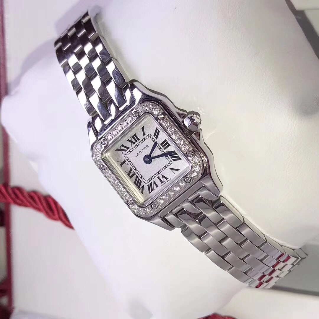 Cartier 卡地亚猎豹系列腕表 中小号表款 316L精钢表壳 小号：22 x 30毫米 中号：27 x 37毫米