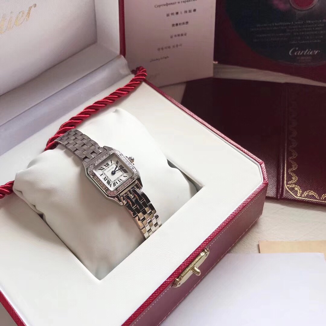 Cartier 卡地亚猎豹系列腕表 中小号表款 316L精钢表壳 小号：22 x 30毫米 中号：27 x 37毫米