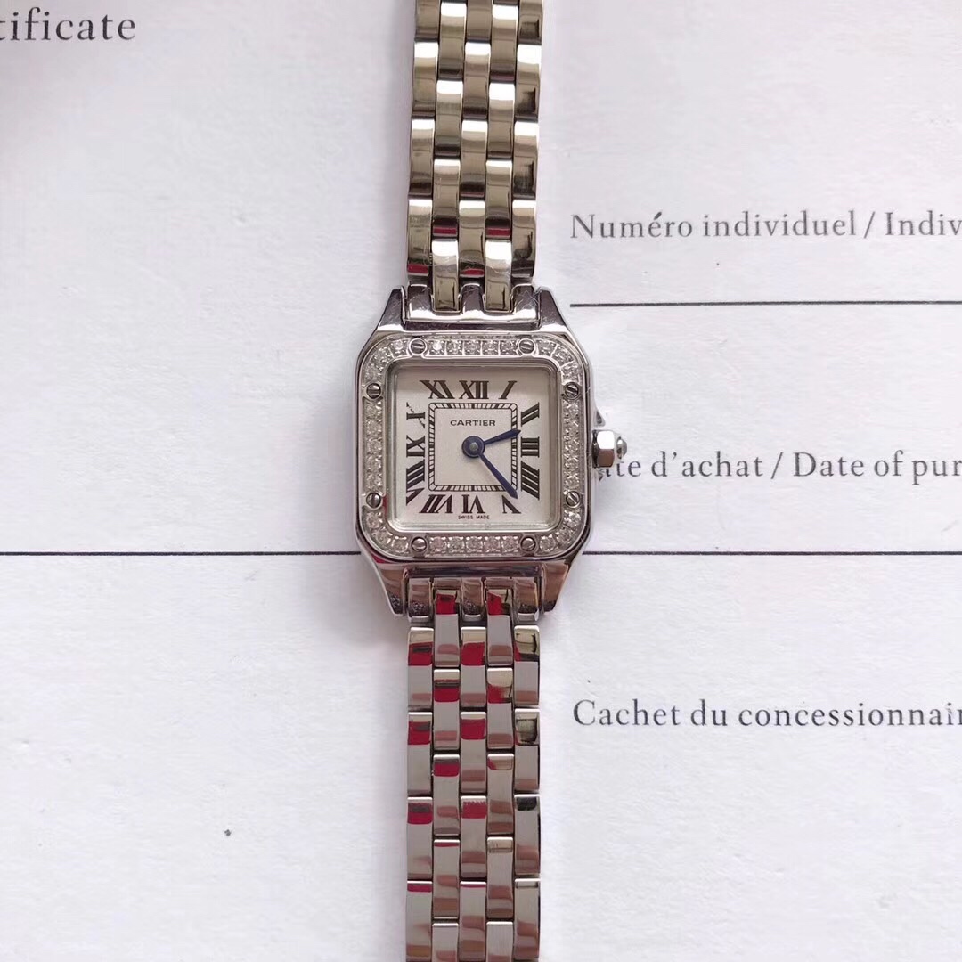 Cartier 卡地亚猎豹系列腕表 中小号表款 316L精钢表壳 小号：22 x 30毫米 中号：27 x 37毫米