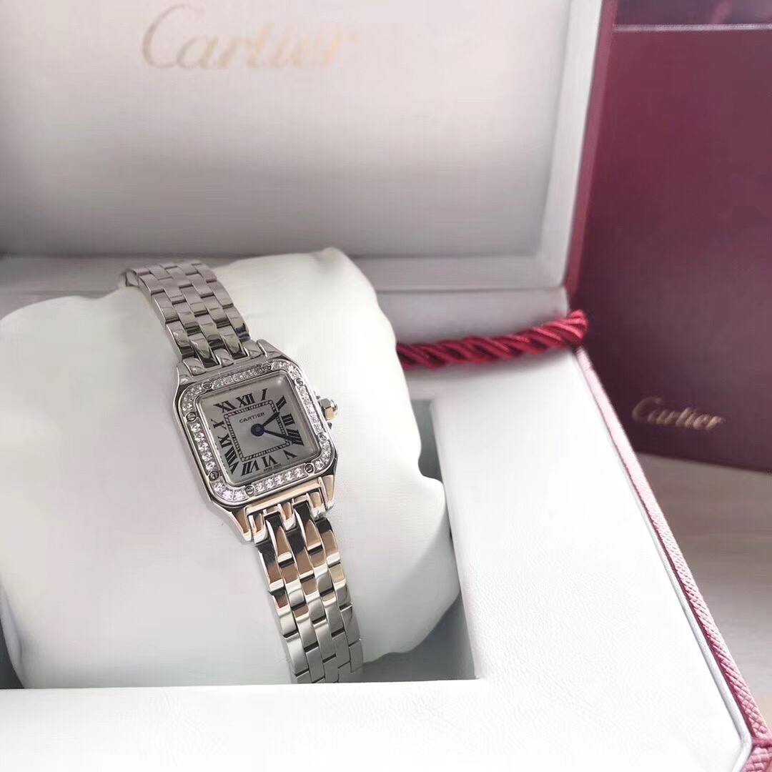 Cartier 卡地亚猎豹系列腕表 中小号表款 316L精钢表壳 小号：22 x 30毫米 中号：27 x 37毫米